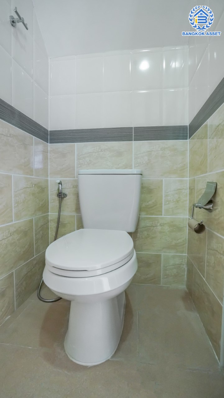 ทาวน์เฮ้าส์มือสองนนทบุรี ม.โกลเด้นทาวน์ ปิ่นเกล้า-จรัญฯ 3 ชั้น เนื้อที่ 22.6 ตร.ว. ฟังก์ชัน 5 ห้องนอน 4 ห้องน้ำ จอดรถได้ 2 คัน บนทำเลเชื่อมต่อหลายเส้นทาง ใกล้ทางด่วน "ศรีรัช" รถไฟฟ้าสายสีแดงอ่อน "สถานีบางบำหรุ" และ รถไฟฟ้าสายสีน้ำเงิน "สถานีบางอ้อ"